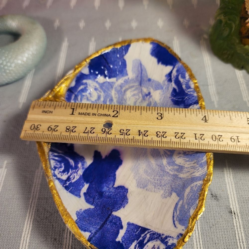 DECOUPAGE CLAM SHELL DECOUPAGE PURPLE FLOWERS ON A CLAM SHELL TRINKET DISH - Picture 9 of 10